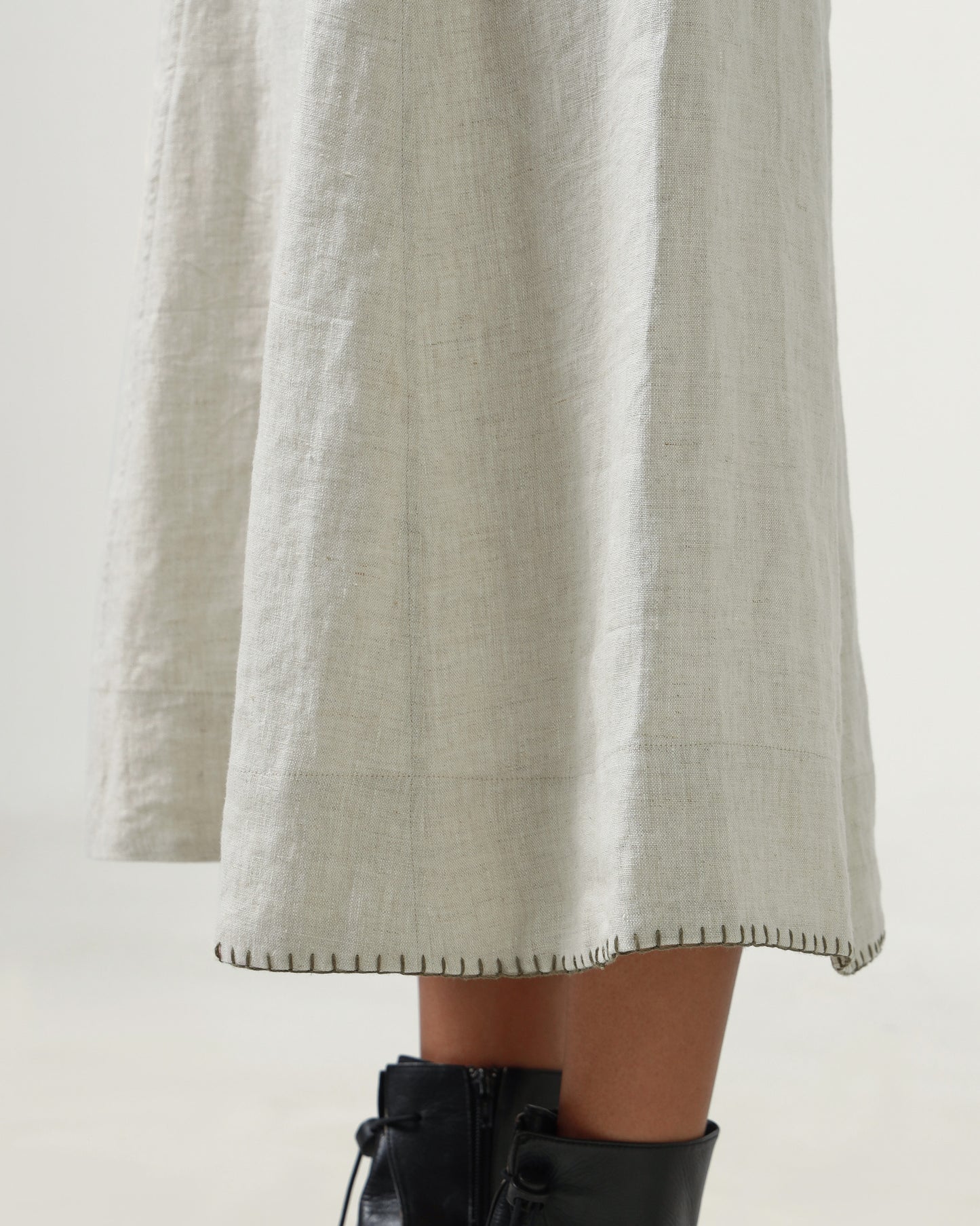 Kiki Skirt - Chân Váy Linen Dáng A Túi Đắp Thêu Tay Muối Tiêu